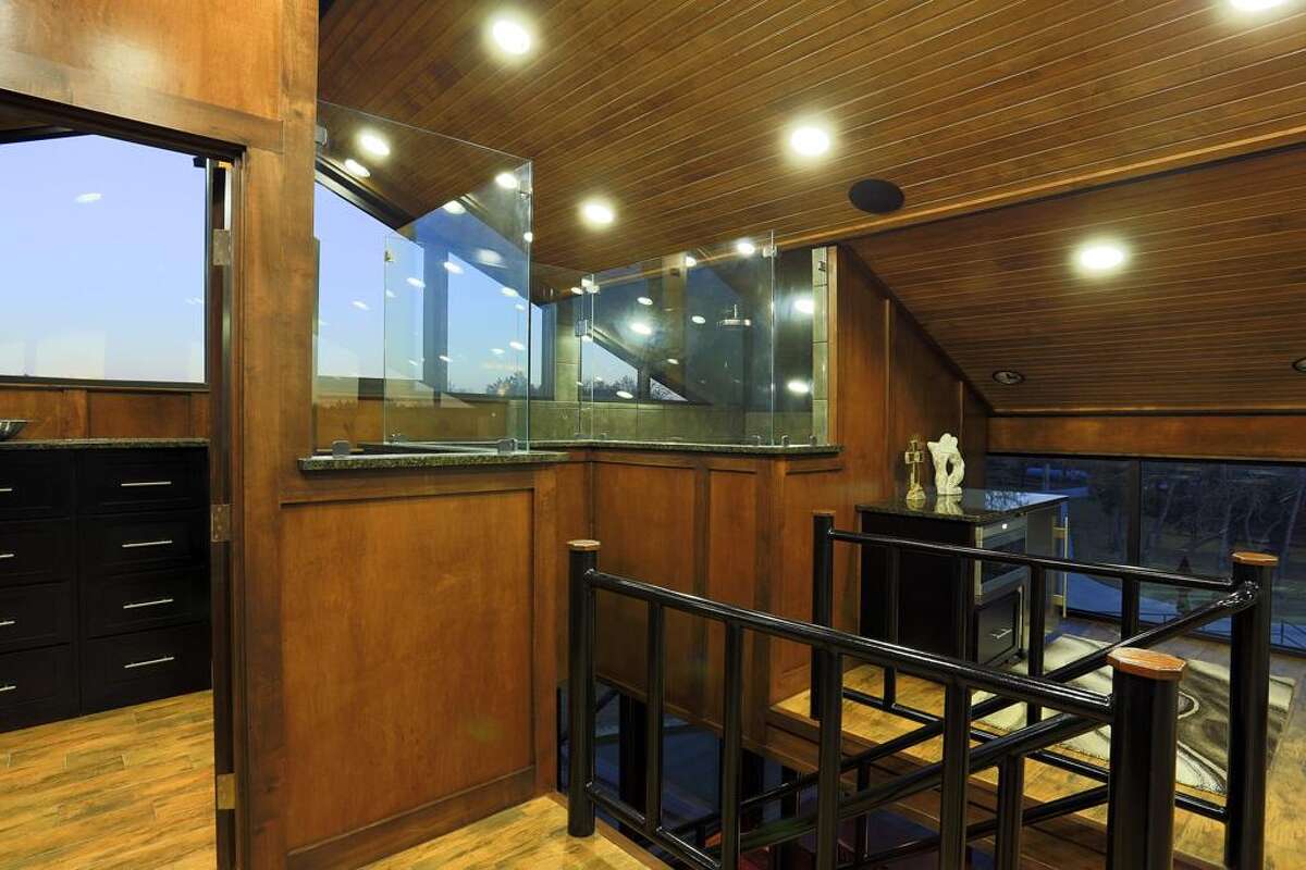 The glass lake house & other country homes in Texas