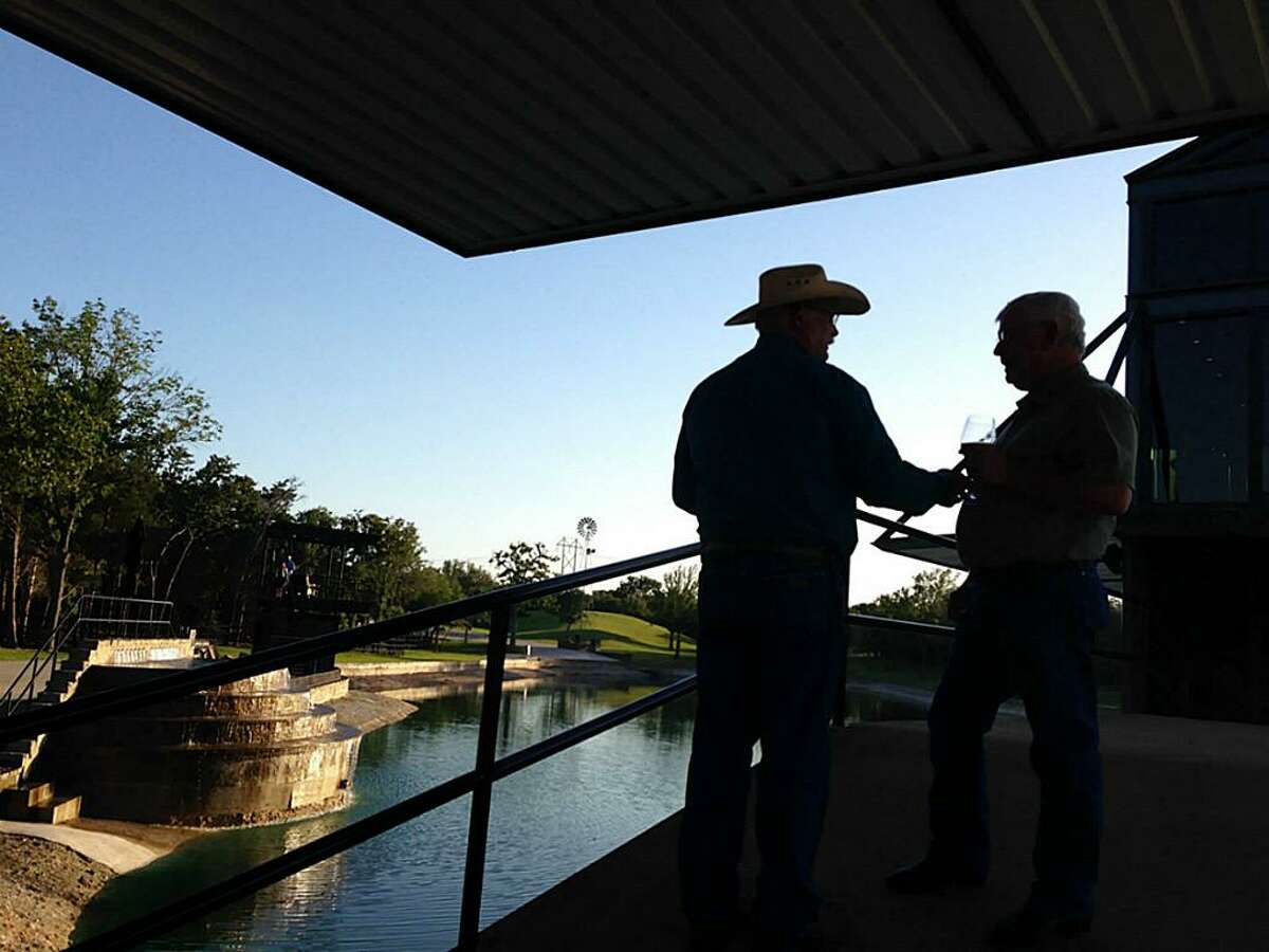 The glass lake house & other country homes in Texas