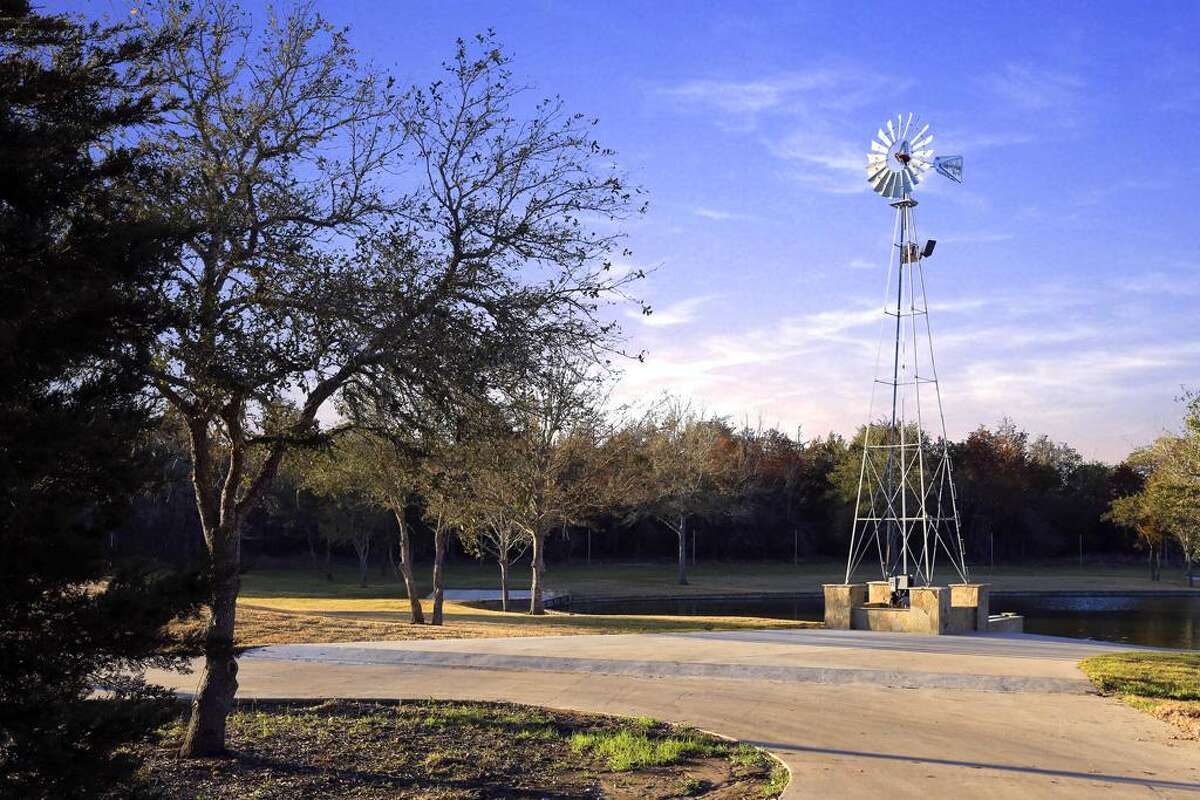 The glass lake house & other country homes in Texas