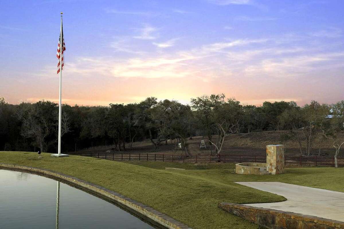 The glass lake house & other country homes in Texas