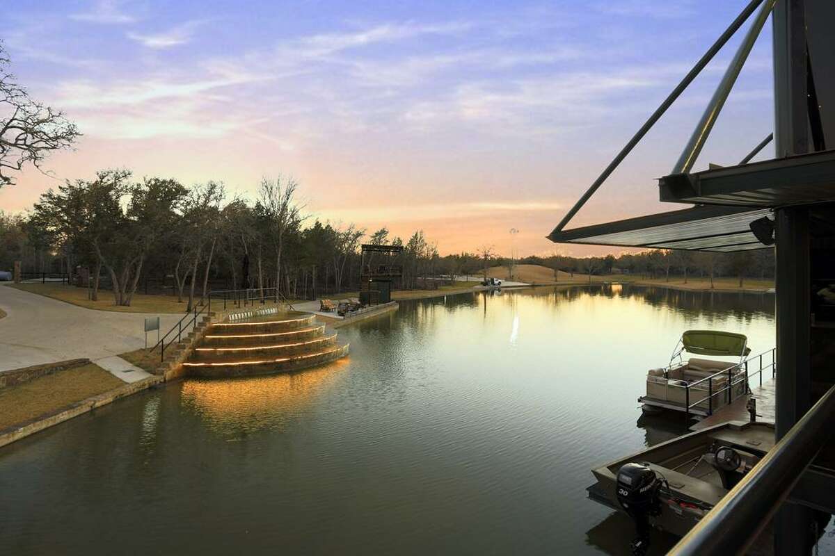 The glass lake house & other country homes in Texas