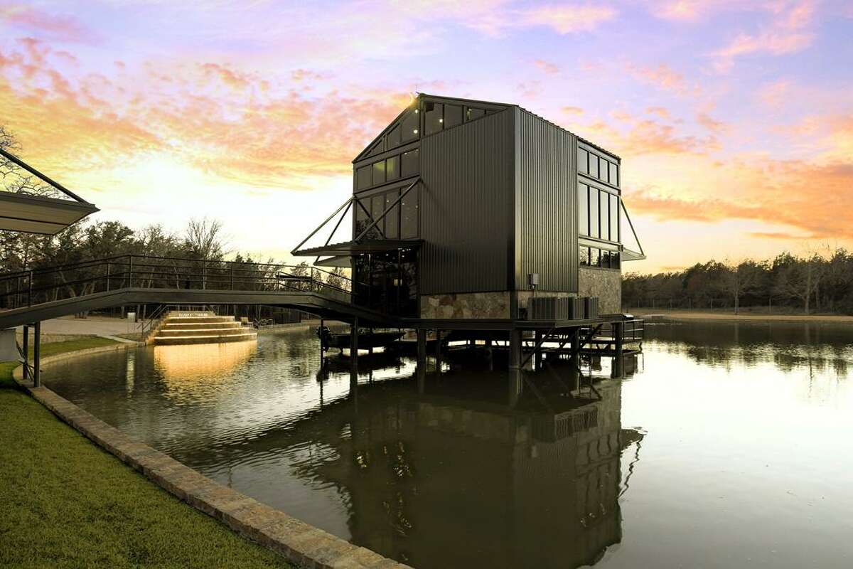 The glass lake house & other country homes in Texas