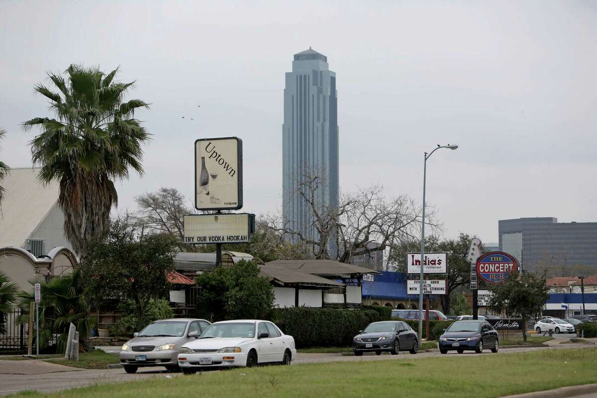 Richmond Avenue, which saw its peak as a Houston entertainment area in the 1990s, is a neighbor of the Williams Tower. ﻿