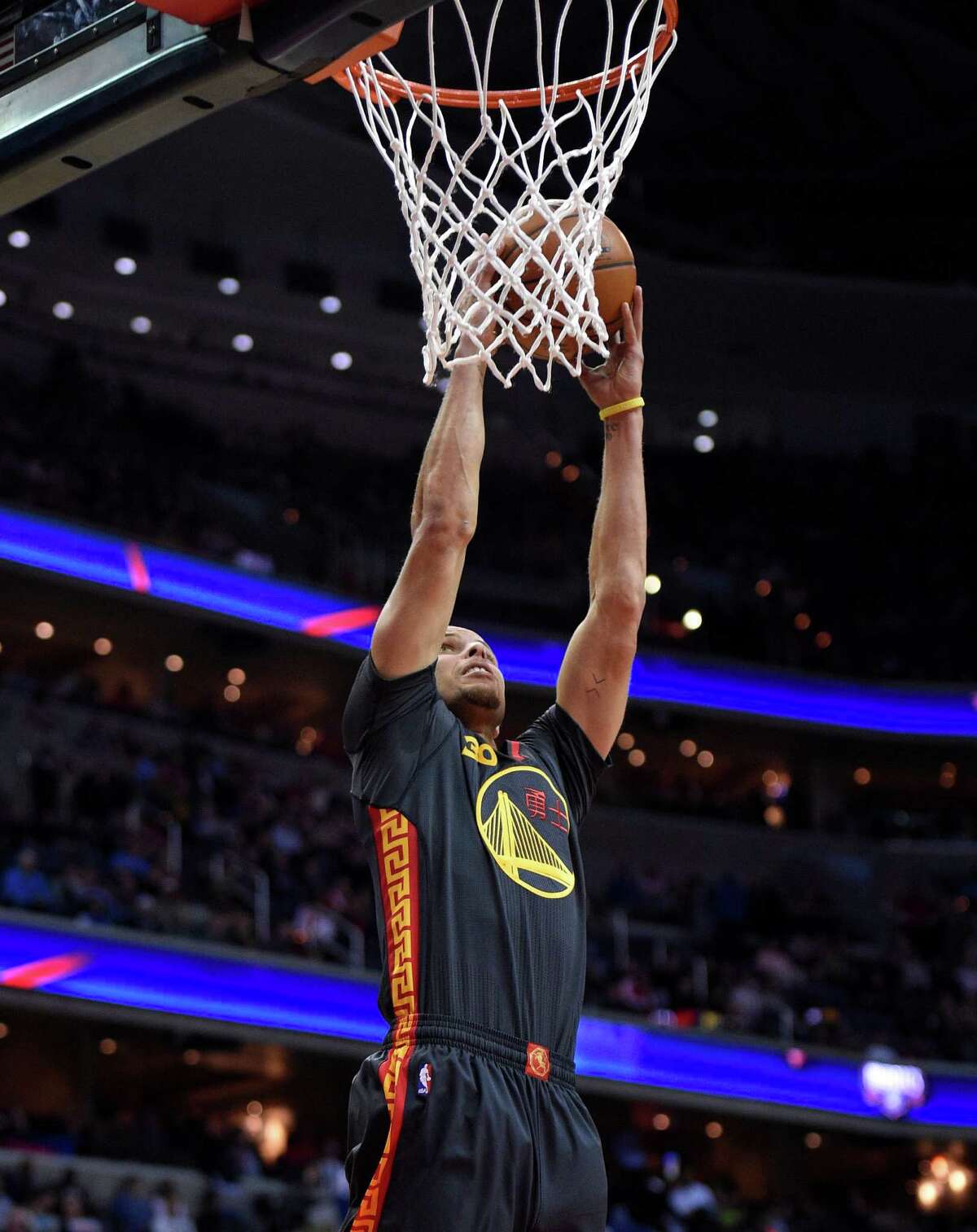 Golden State Warriors guard Stephen Curry (30) goes to the basket against the Washington Wizards during the first half of an NBA basketball game, Tuesday, Feb. 24, 2015, in Washington. (AP Photo/Nick Wass)