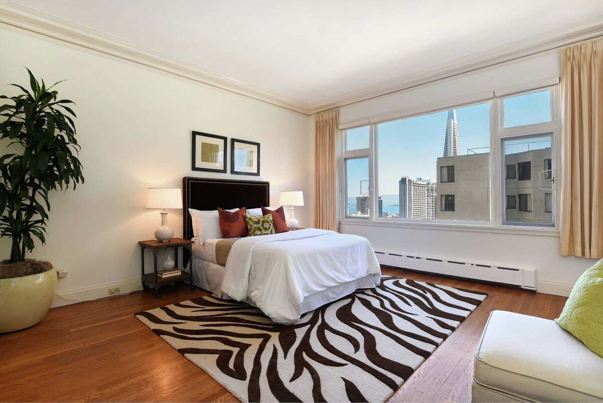 New Yorkstyle condo overlooks bay, Financial District