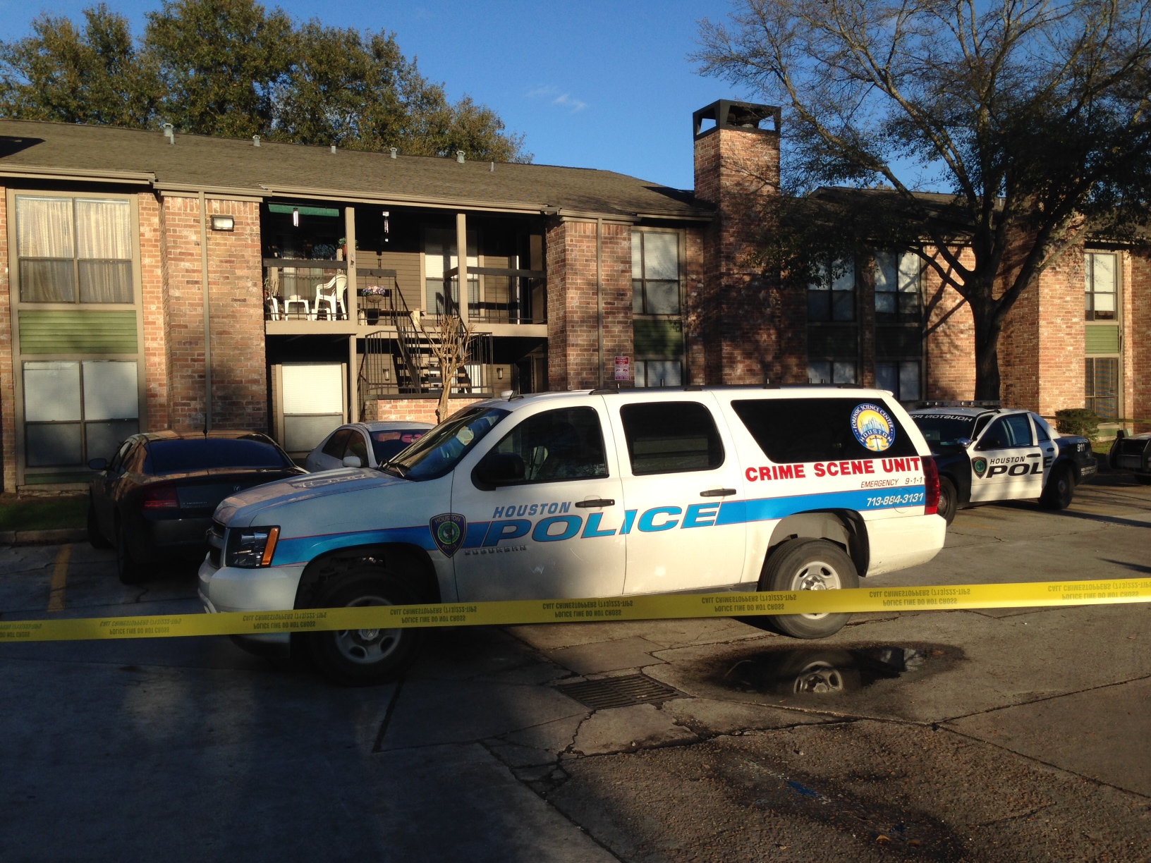 Woman found dead inside N. Houston apartment