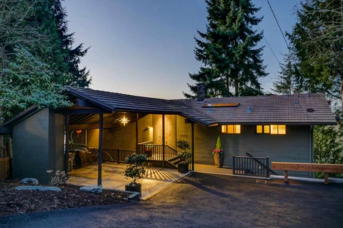 Mercer Island house by noted modern architect Ralph Anderson for sale