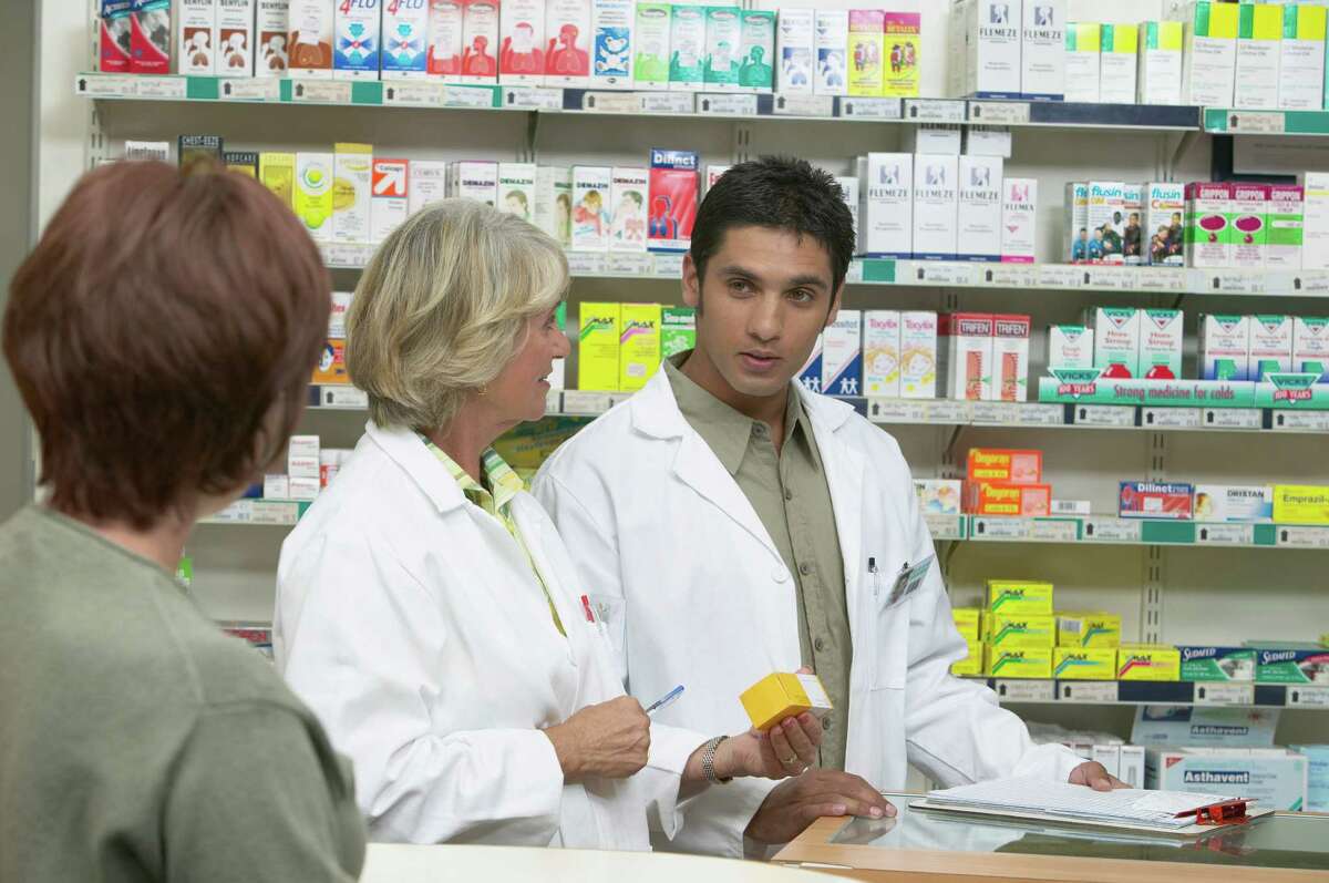Заказать лекарство через аптеку апрель. Три аптекаря. Аптека 3 категории. Фальсификация лекарств фото. Продавец лекарств.