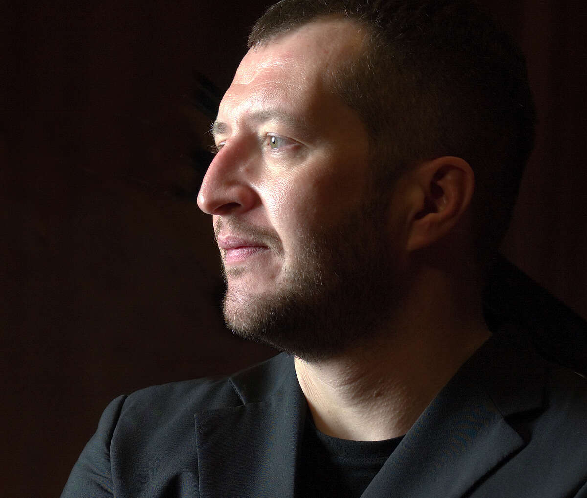 Composer Thomas Adès will make his conducting debut in the San Francisco Symphony with the beautifully mysterious, creation-themed piece “In Seven Days” on Thursday, March 5.