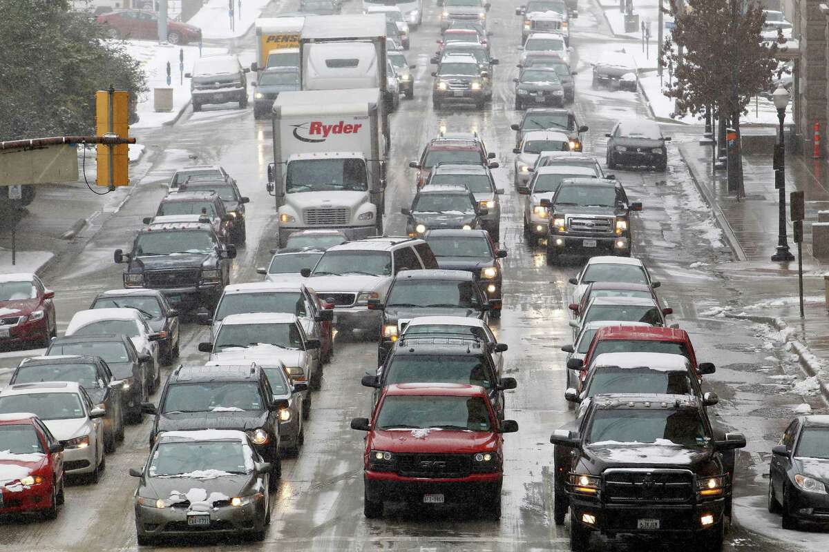 U.S. 75 north of Dallas closes during snowy weather