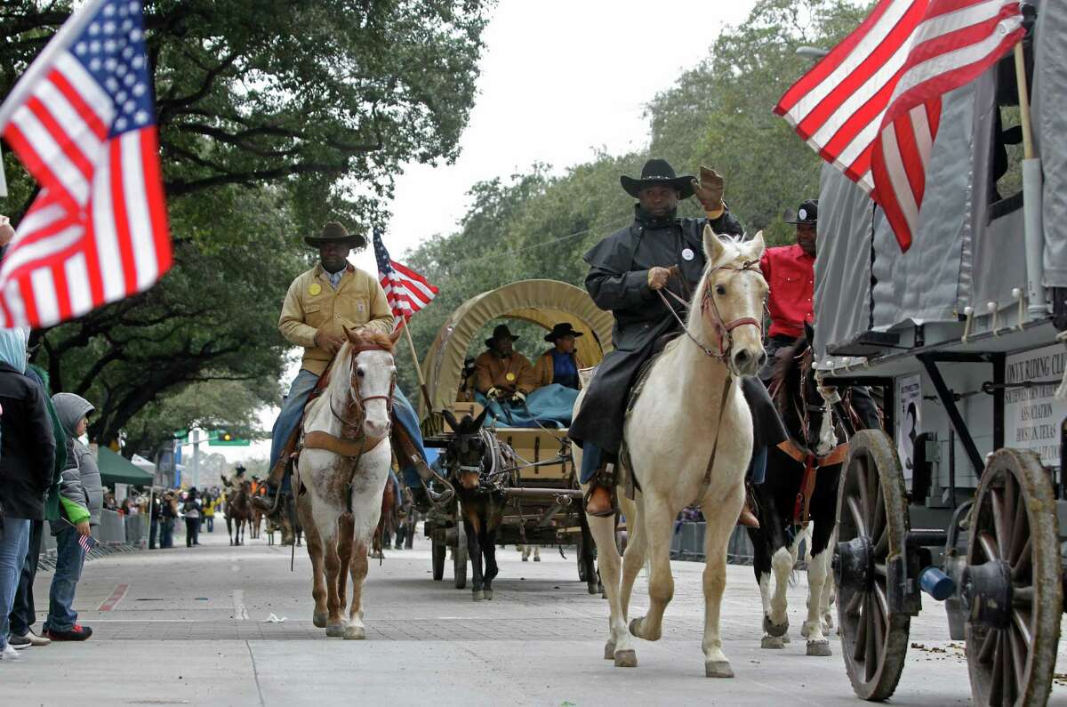 Chilly rodeo parade marks start of festivities