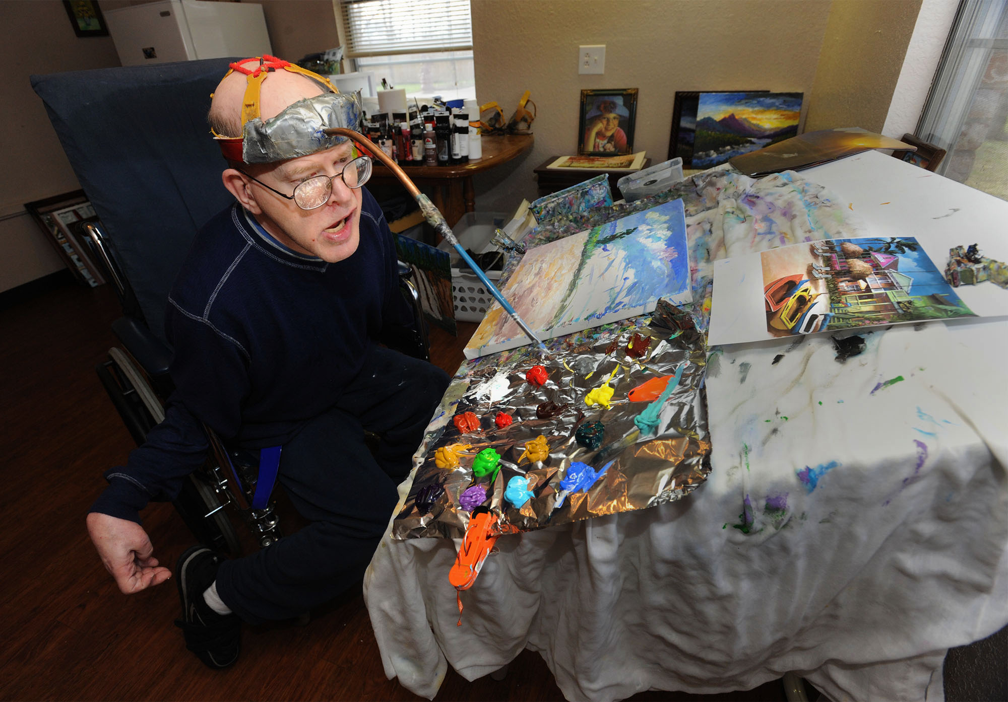 Disabled Port Arthur painter celebrates 50 years with solo show, image size:2000x1394