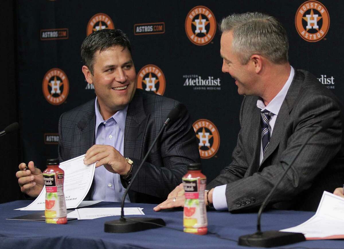 Former Houston Astros Lance Berkman signs a one day personel services contract to retire as a Houston Astro at Minute Maid Park on April 5, 2014 in Houston, Texas. Presenting Berkman with the contract is Reid Ryan, President of Business Operations for Houston Astros. (Photo by Bob Levey/Getty Images)