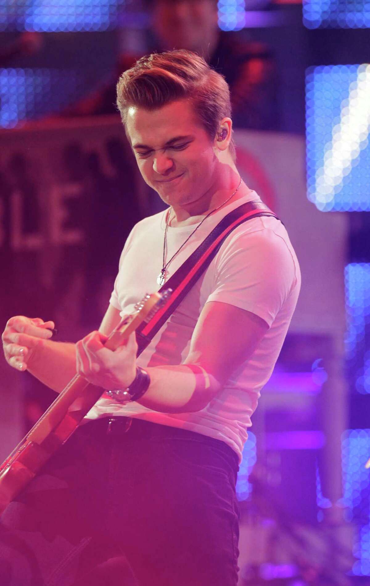 Heartthrob Hunter Hayes takes rodeo spotlight