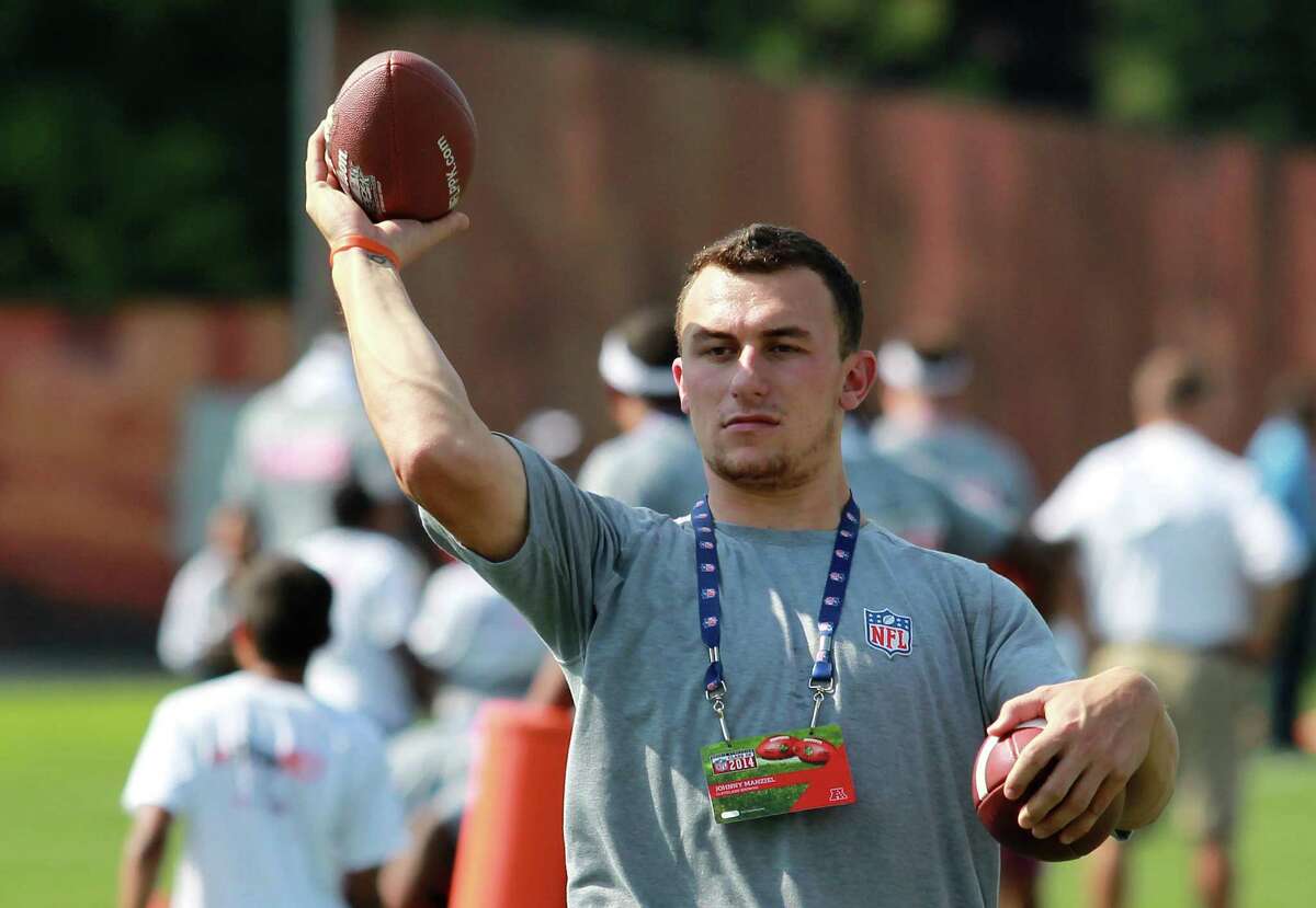 Fact No. 1:Parents can buy alcohol for minors. As long as a legal guardian is present – and the bar permits patrons under the age of 21 – a minor can get wasted with his or her parents (although if you drink too much, you can get charged with public intoxication). Johnny Manziel and his parents seemed to be well-aware of this rule.