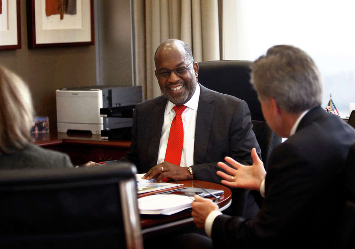 Ber nard Tyson (center), Kaiser Permanente’s CEO since July 2013, holds a meeting in his Oakland office.
