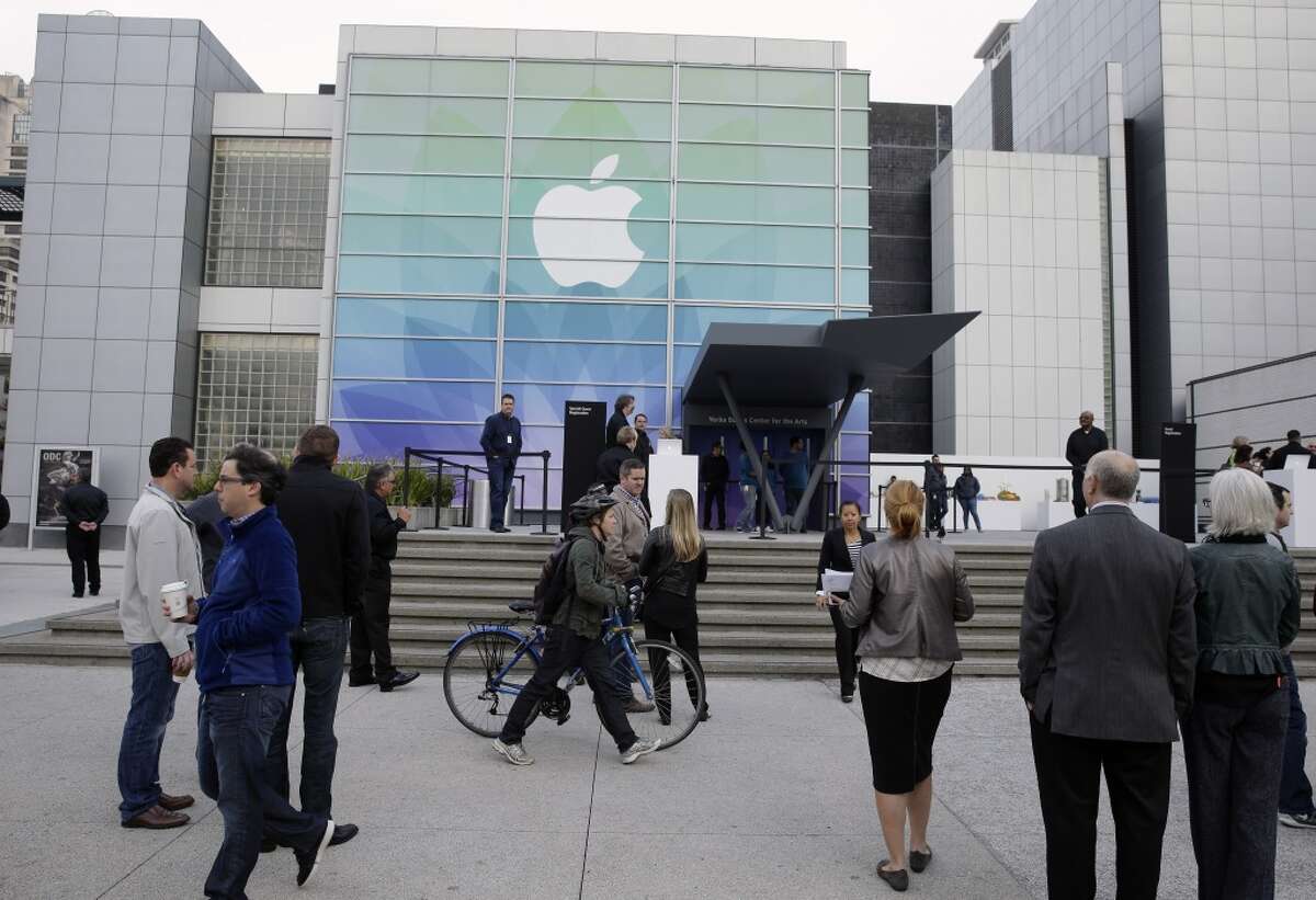 Members of the media and invited guests wait outside of the Yerba Buena Center for the Arts for the start of an Apple Event in San Francisco, Monday, March 9, 2015. CEO Tim Cook is expected to unveil the company's newest device, the Apple Watch, and make the case for why it's a must-have gadget. (AP Photo/Eric Risberg)