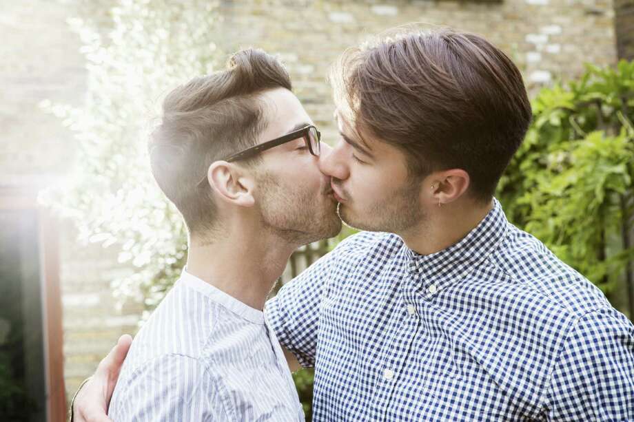 clip-gay-guy-kissing-video-photos