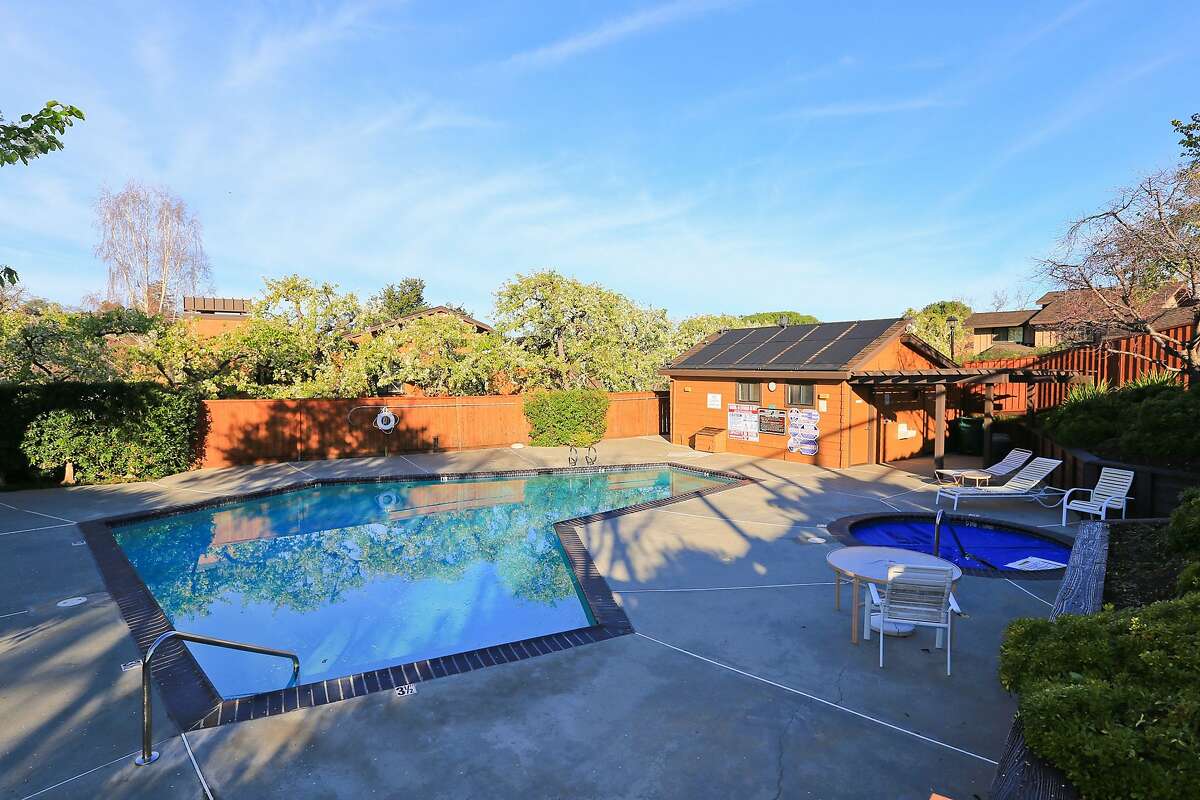 Menlo Park town house offers all the amenities