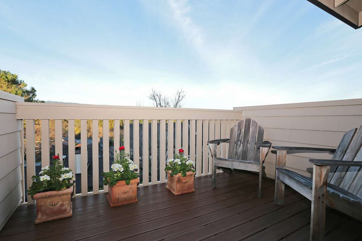 Menlo Park town house offers all the amenities