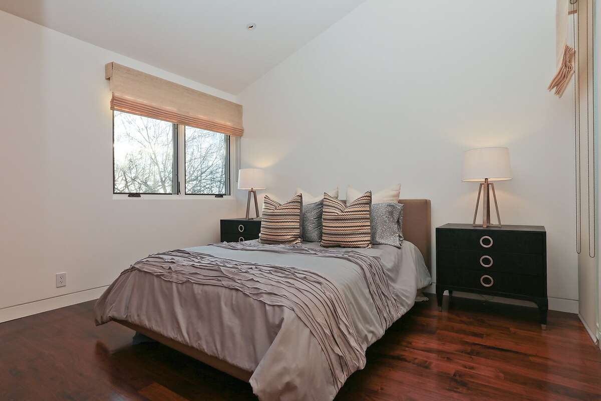 Menlo Park town house offers all the amenities