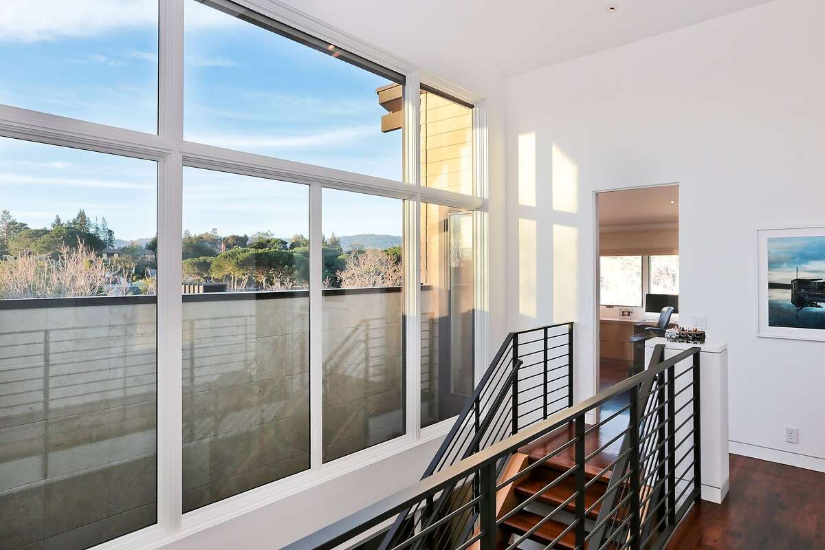 Menlo Park town house offers all the amenities