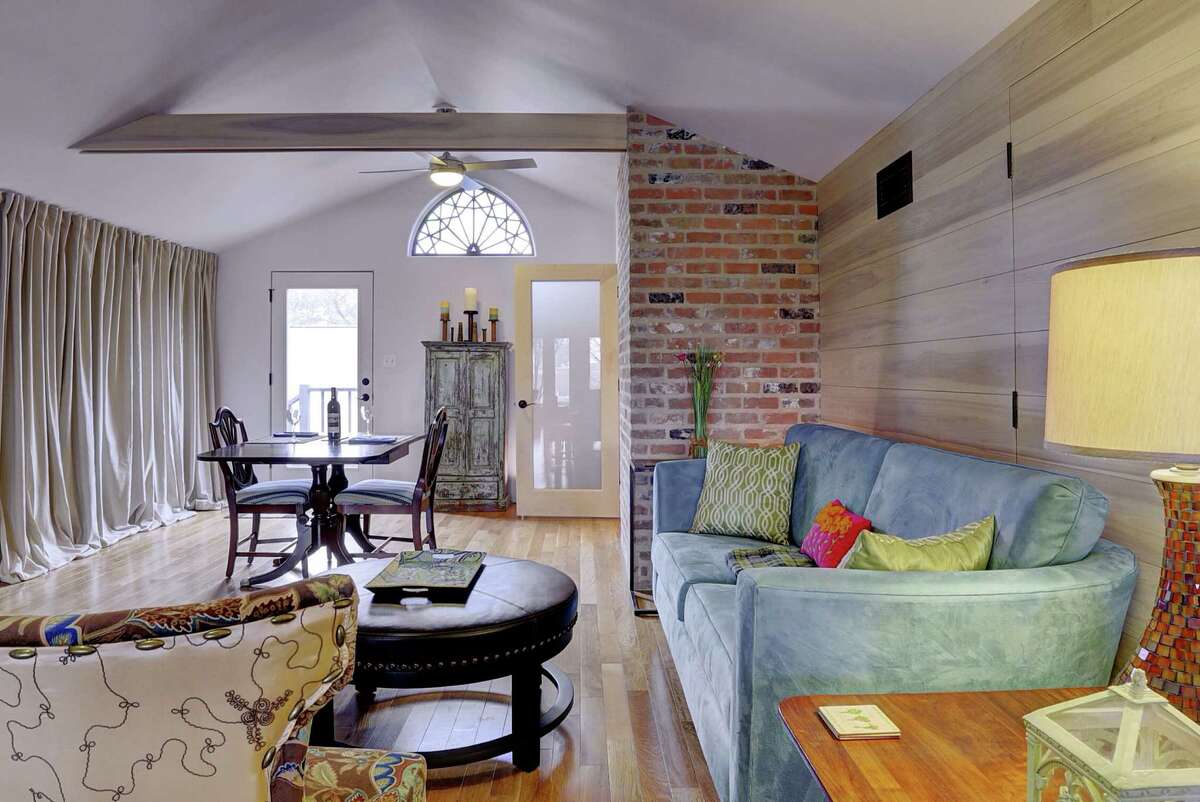 Deer Park couple turned their garage apartment into a weekend hideaway