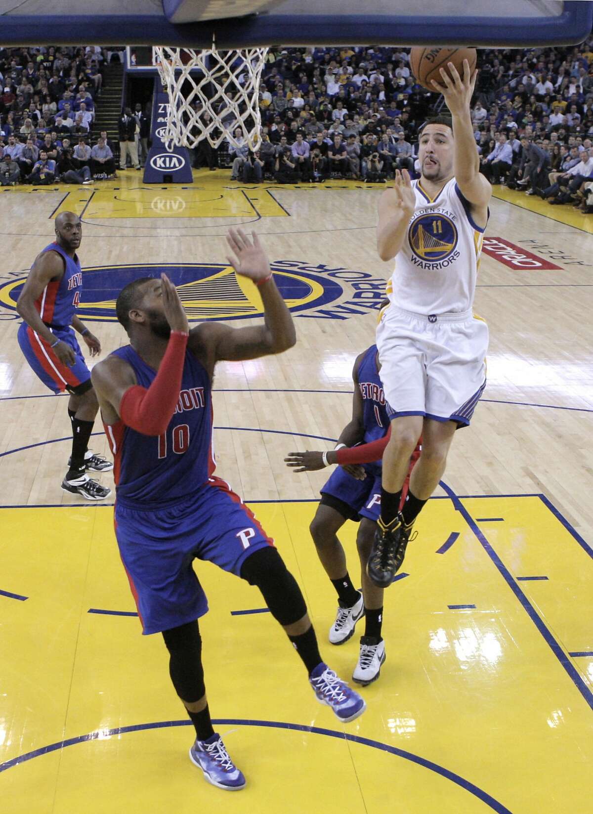 Klay Thompson (11) shoots in the first half. The Golden State Warriors played the Detroit Pistons at Oracle Arena in Oakland, Calif., on Wednesday, March 11, 2015.