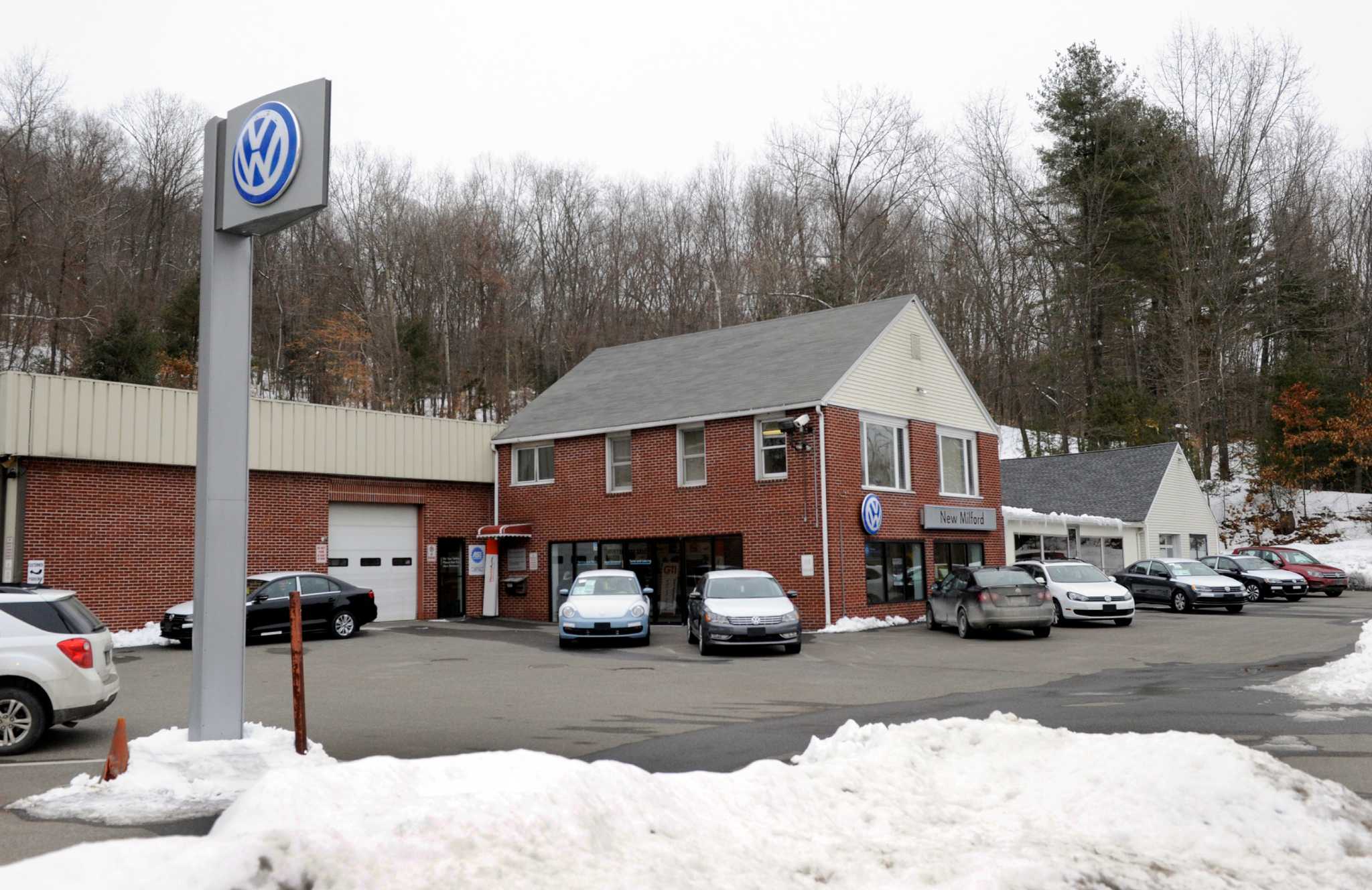 Car dealers looking to loosen automakers' grip