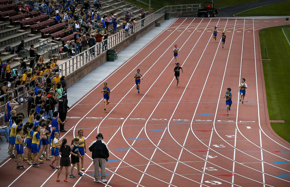 2015年3月13日，星期五，加州旧金山，凯扎体育场重新开放，跑道经过重新装修，来自罗斯福、天台、劳顿和旧金山社区的中学生们成为了第一批参加比赛的人