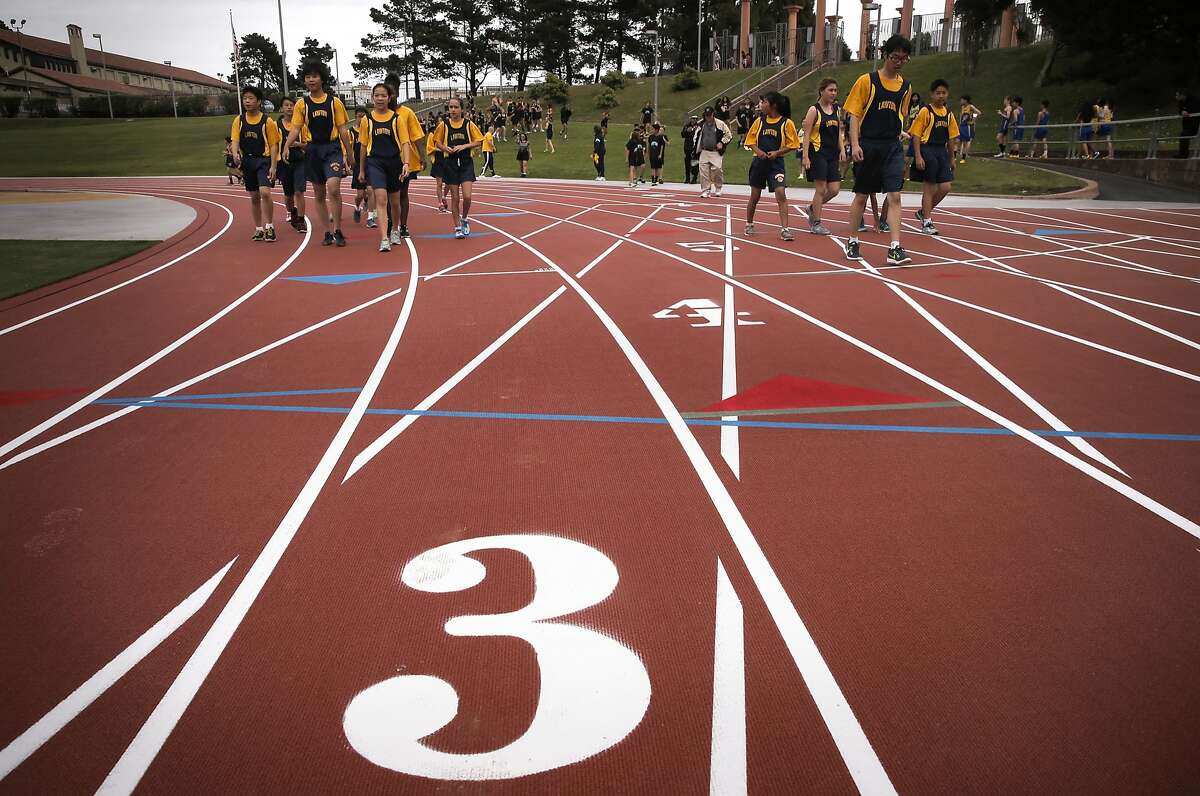 2015年3月13日，星期五，加州旧金山，来自罗斯福、天台、劳顿(如图)和旧金山社区的中学生们正在凯扎尔体育场新装修的跑道上跑步