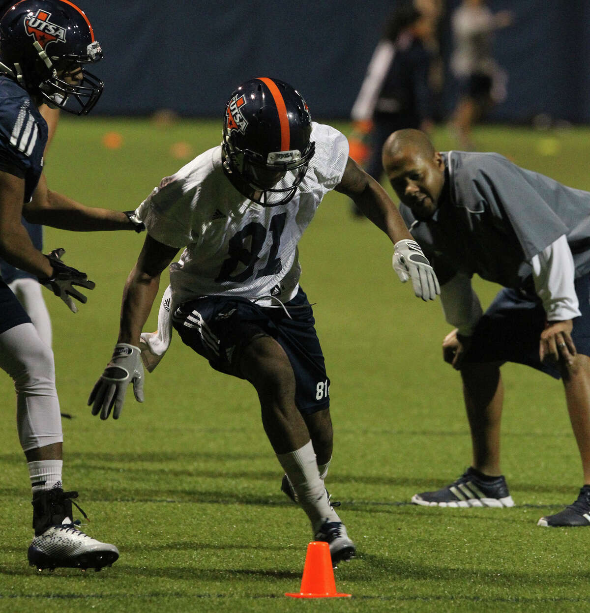 UTSA wide receiver Kenny Bias (center) goes through a drill during spring workouts on March 18, 2015.