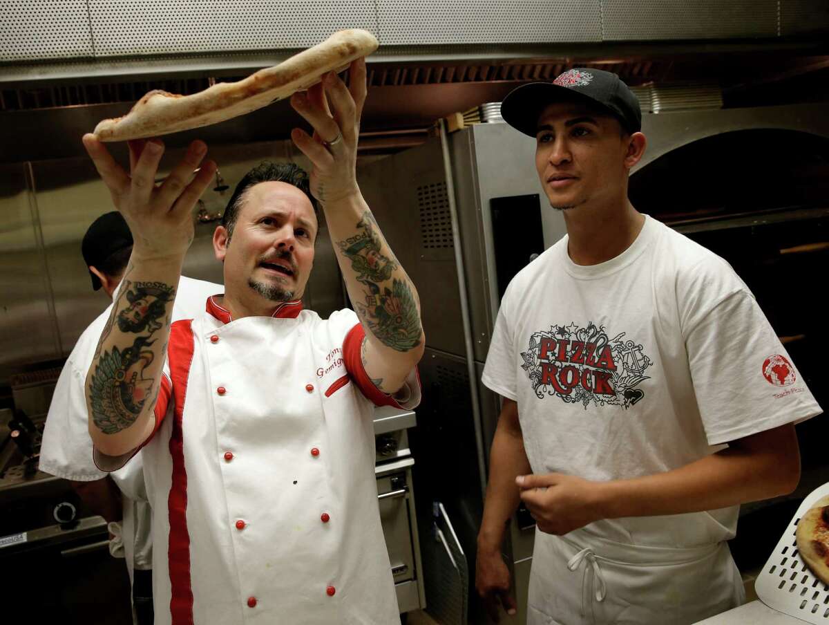 右图:在拉斯维加斯附近的披萨岩石餐厅，托尼·杰格纳尼(左)向尤尼斯·齐达尔的厨房员工演示完美的披萨饼底。