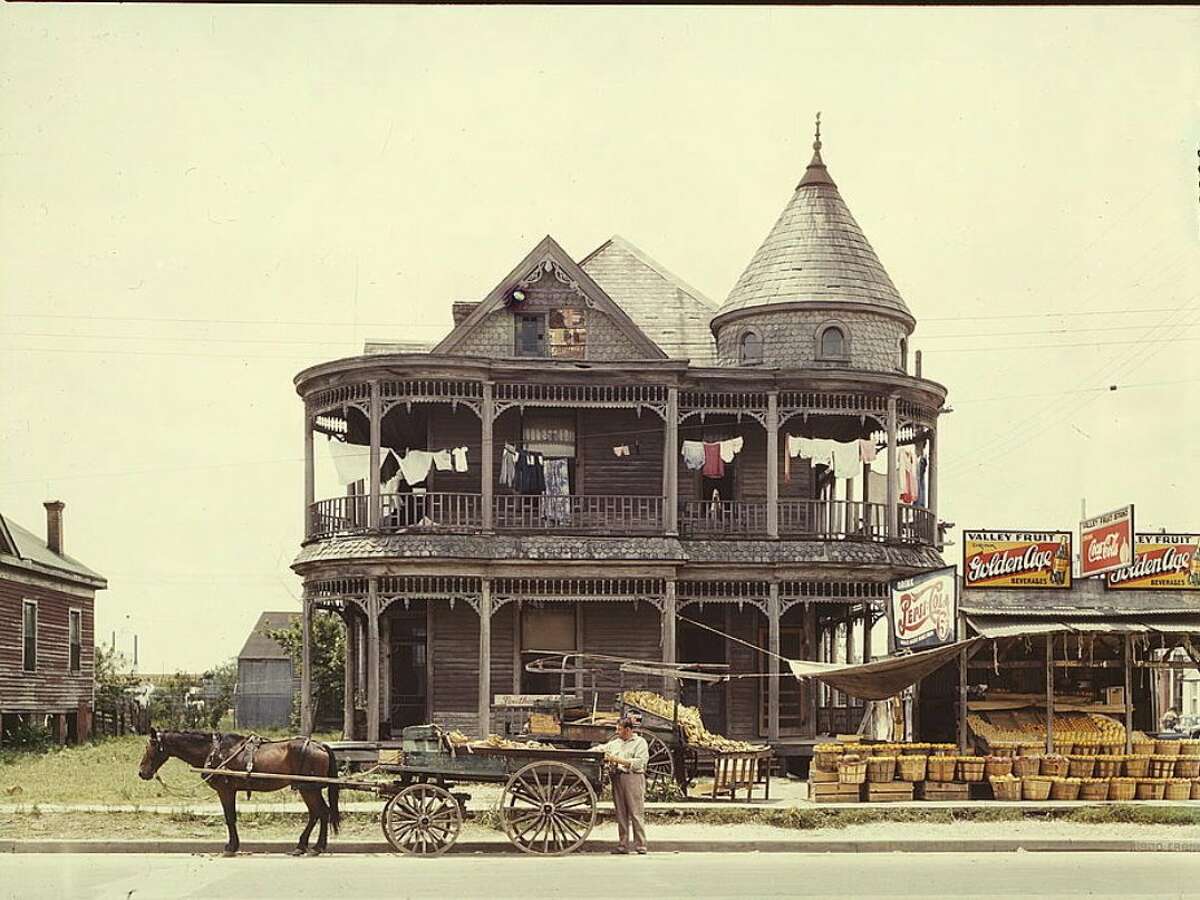 May 1943 : A rare color photo of a house in Houston during the Great Depression.