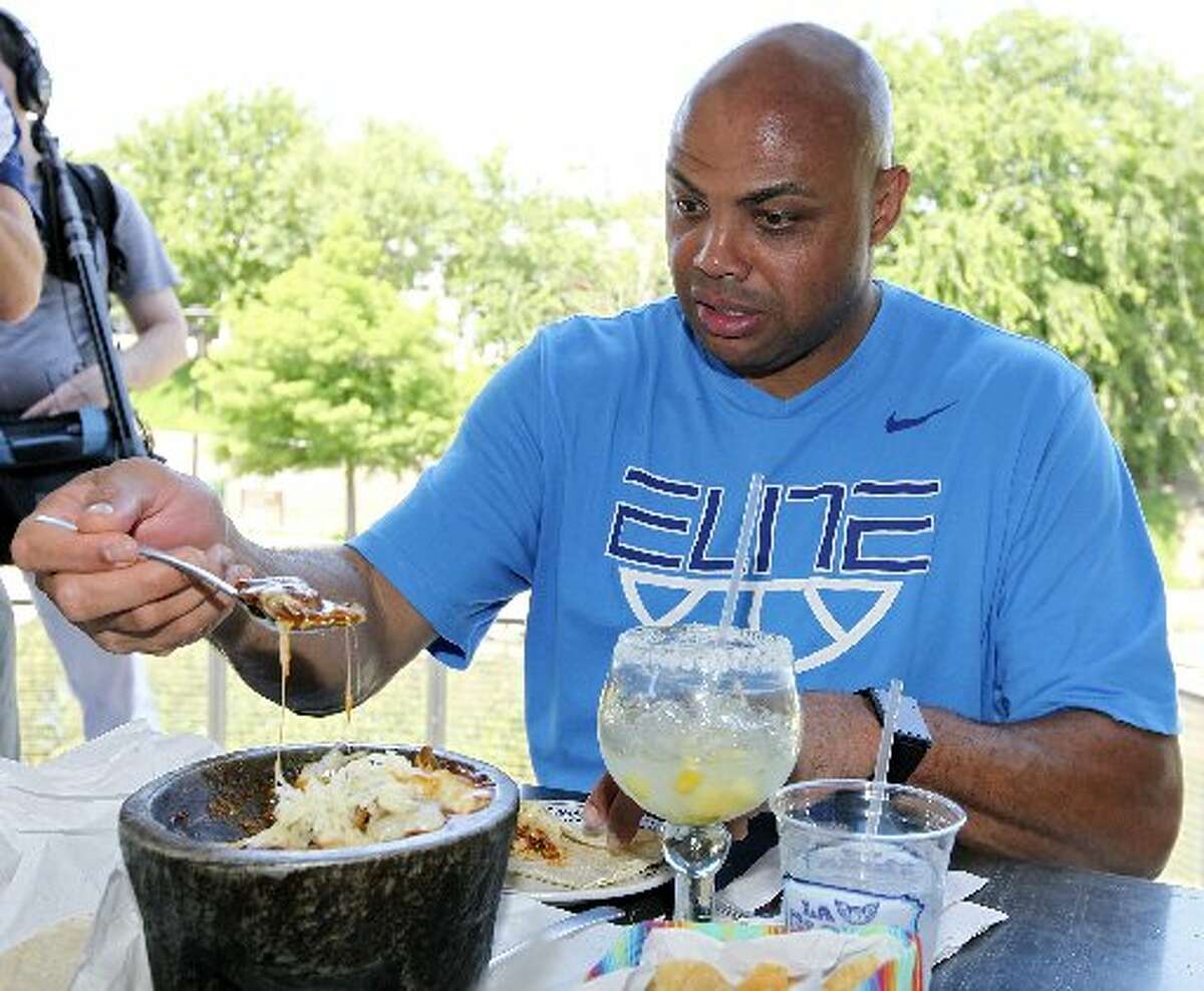 Charles Barkley tries one of the molcajete dishes at La Gloria during a visit to San Antonio.