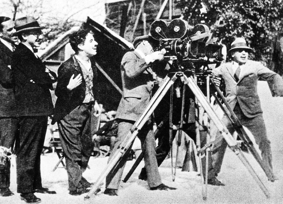 演员兼电影制作人查理·卓别林(左三)在糖碗球场拍摄《淘金热》时的反应。这部电影于1925年上映，讲述了一个流浪汉前往克朗代克的故事。