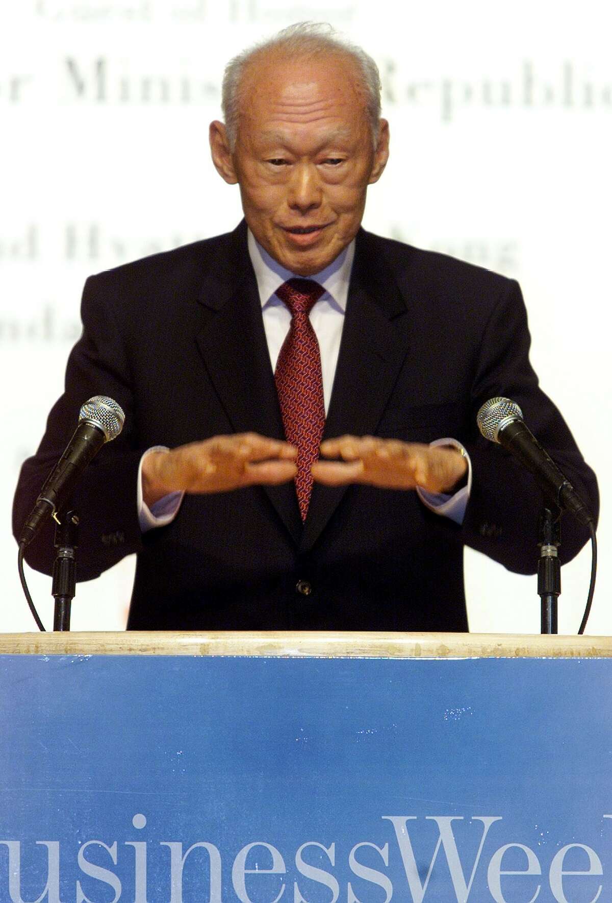 Lee Kuan Yew, 91, helped transform a sleepy port city.