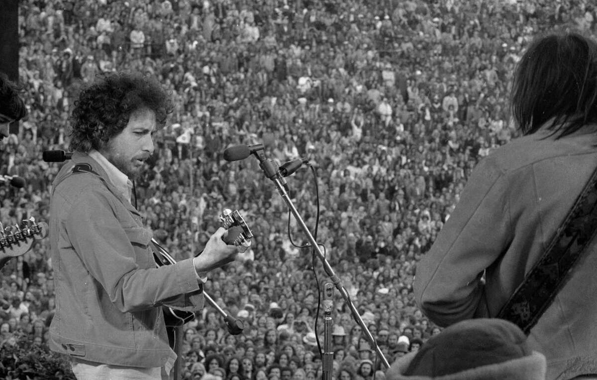 1975年3月23日:鲍勃·迪伦出人意料地出现在比尔·格雷厄姆在市长乔·阿利奥托、威利·梅斯、塞西尔·威廉姆斯、杰里·加西亚和卡洛斯·桑塔纳的支持下组织的小吃音乐会上。