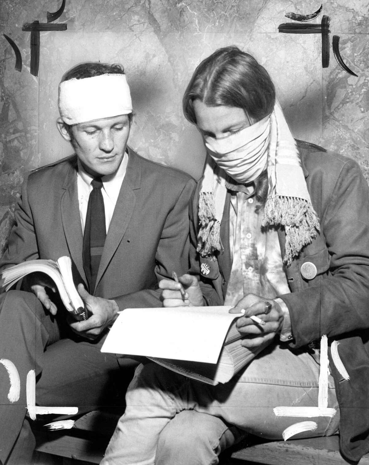 律师特伦斯·哈利南和罗恩·塞林在塞林受审前。1968年5月，他在市政厅台阶上戴着面具朗诵诗歌时被捕。