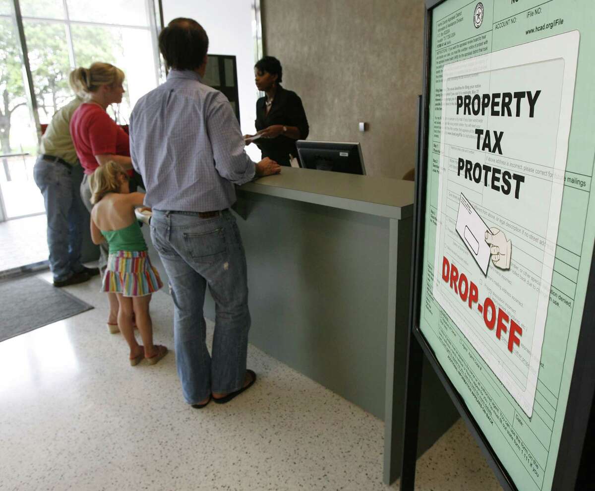 A line forms at the property tax protest drop-off at the Harris County Appraisal District's offices Thursday, May 31, 2007, in Houston. Thursday was the deadline to file for a notice of appeal with the Harris County Appraisal District. ( James Nielsen / Chronicle )