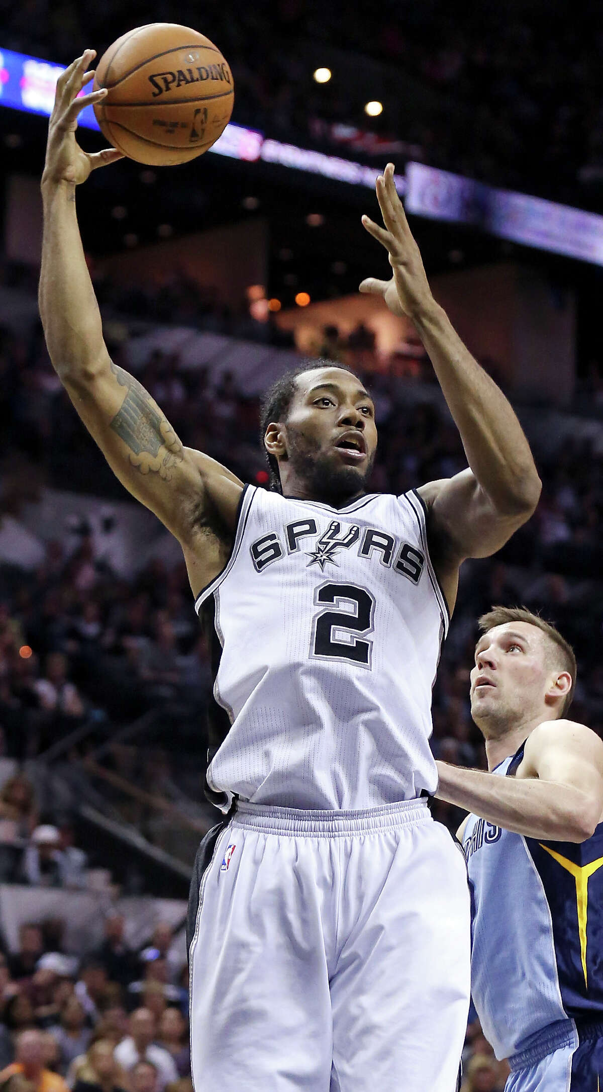 Leonard’s double-double paces Spurs