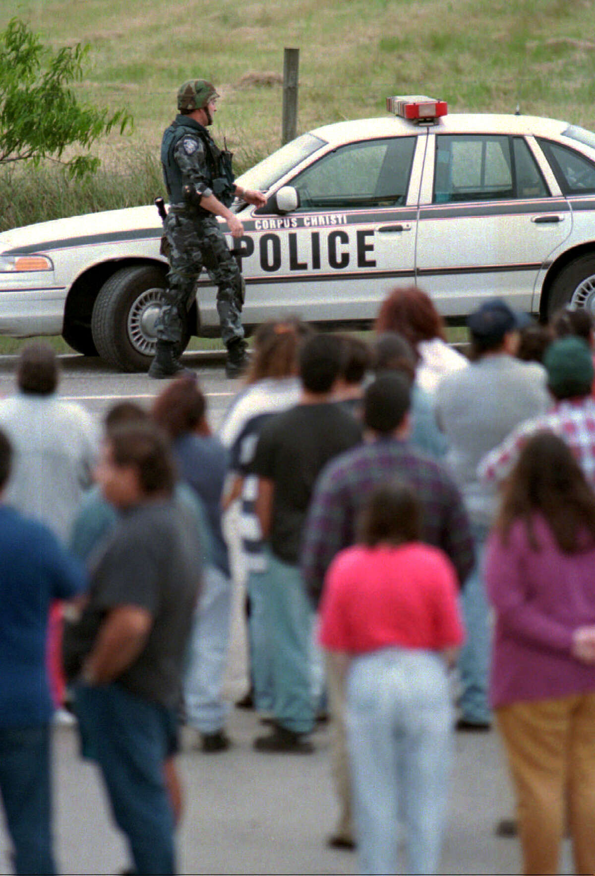 A Corpus Christi police officer leaves his patrol car enroute back to the scene of a standoff between police and Yolanda Saldivar Friday afternoon, March 31, 1995. Saldivar held police at bay for over nine hours, threatening to kill herself, before surrendering late Friday night. She is accused of killing Tejano singer Selena in a motel room before barricading herself in a pickup truck in the motel's parking lot.