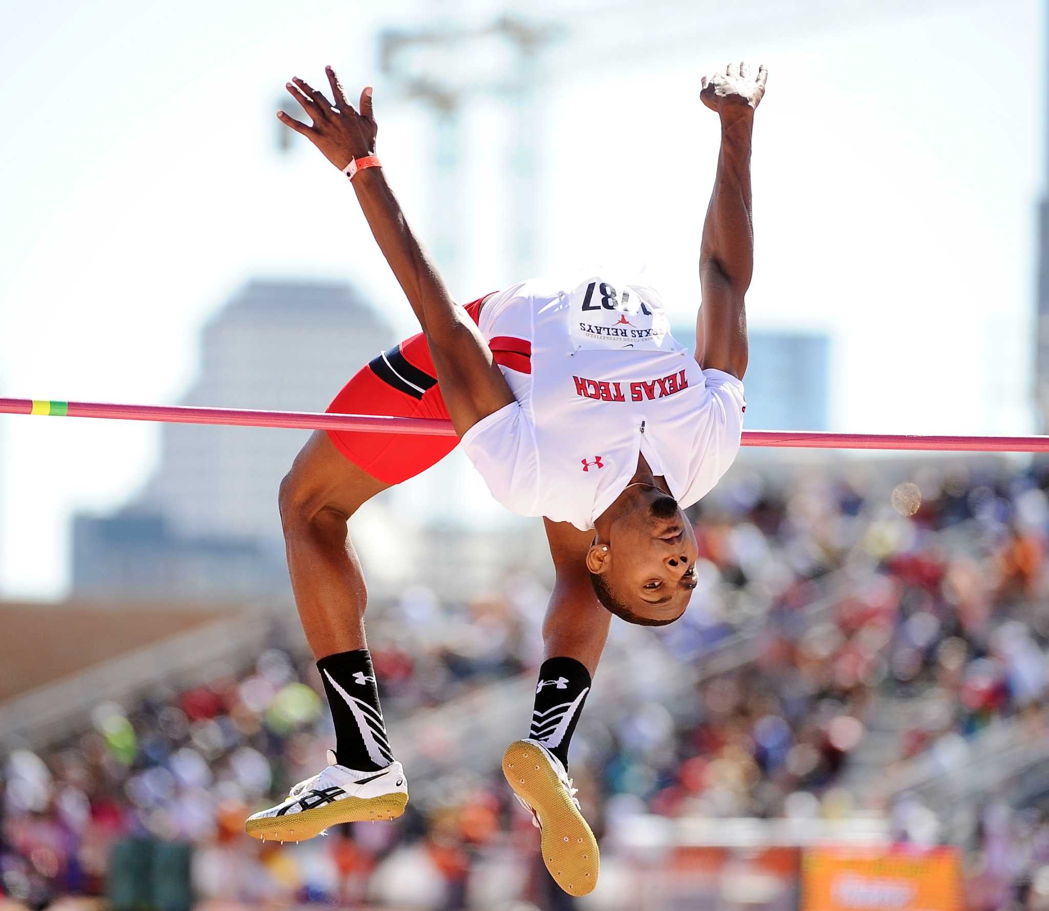 Pushed by teammate, Duffield rises to new heights