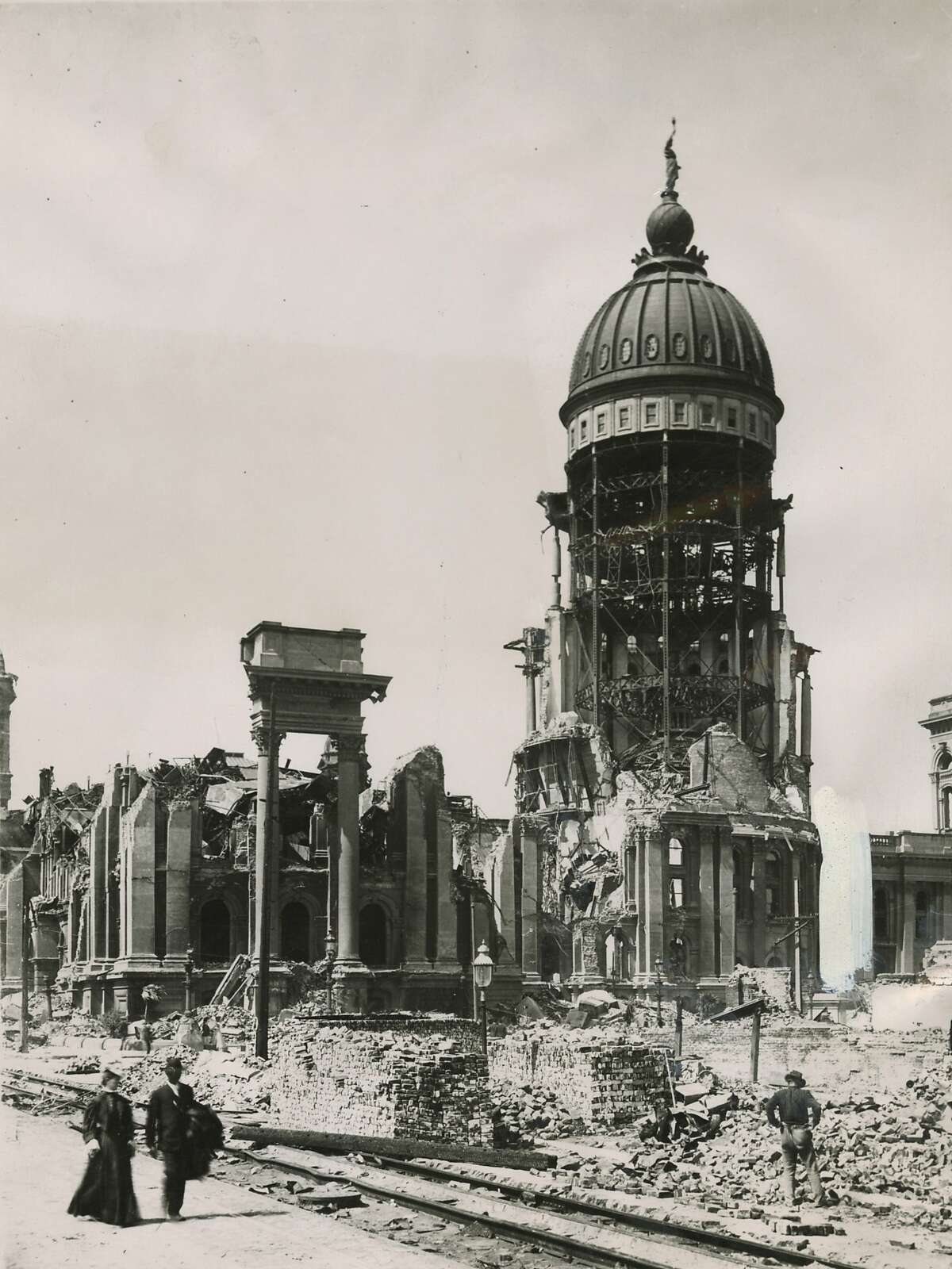 San Francisco City Hall in the aftermath of the 1906 earthquake and fire.