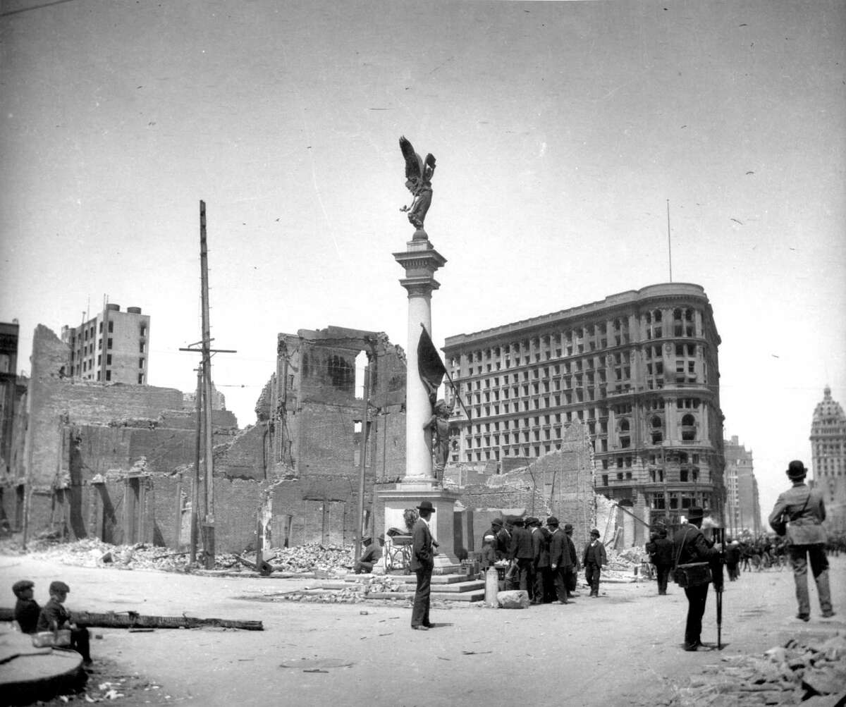 1906年的地震照片来自旧金山纪事报档案。摄影师未知。联合广场，看洪水大厦，背景是鲍威尔街。