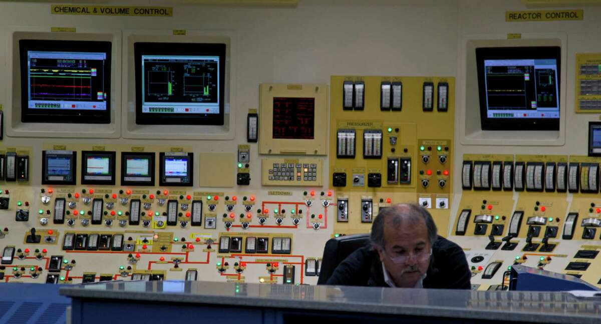 An operator works in the control room of Unit 1 at the South Texas Project nuclear power plant in Wadsworth. ( James Nielsen / Houston Chronicle )