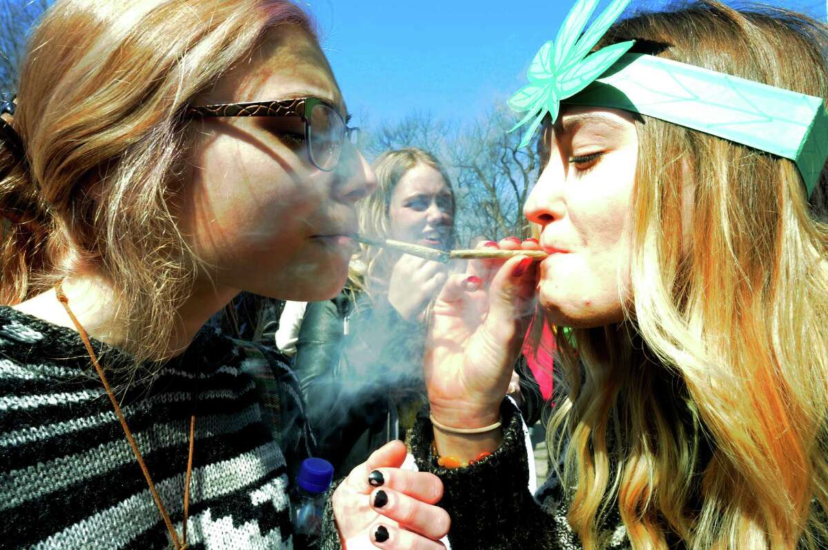 девушке курящие марихуану фото