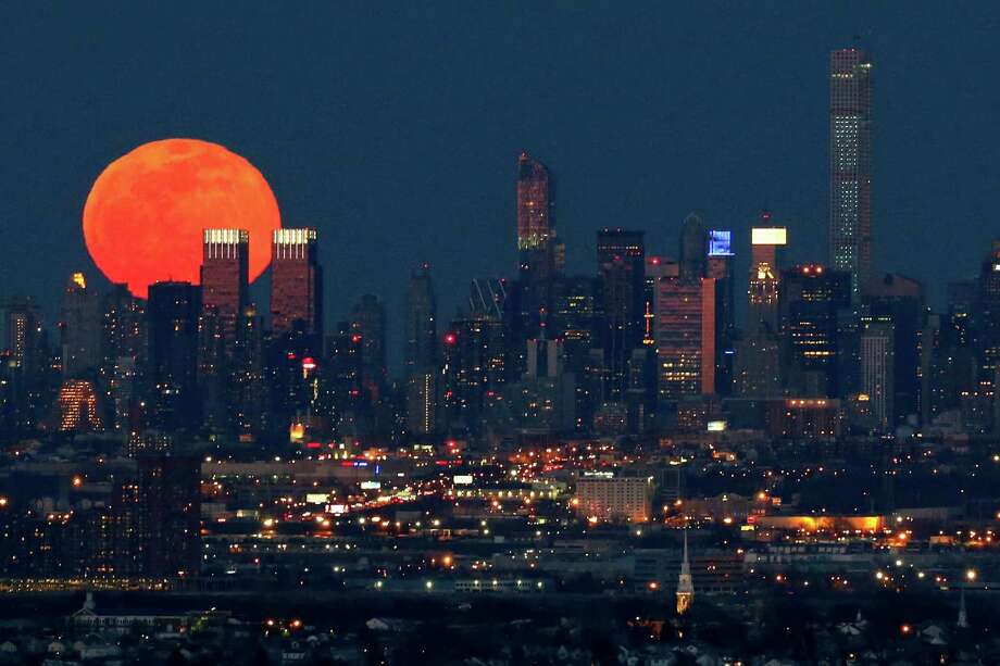 New York City and Newark, New Jersey New York do not have to advertise themselves. It is one of the world's most important, influential sites, but it would cost Amazon a lot, as there are no indications that the city will provide financial incentives. The neighboring Newark, however, passed a $ 5 billion tax incentive package for the bid. Photo: Julio Cortez, AP / AP