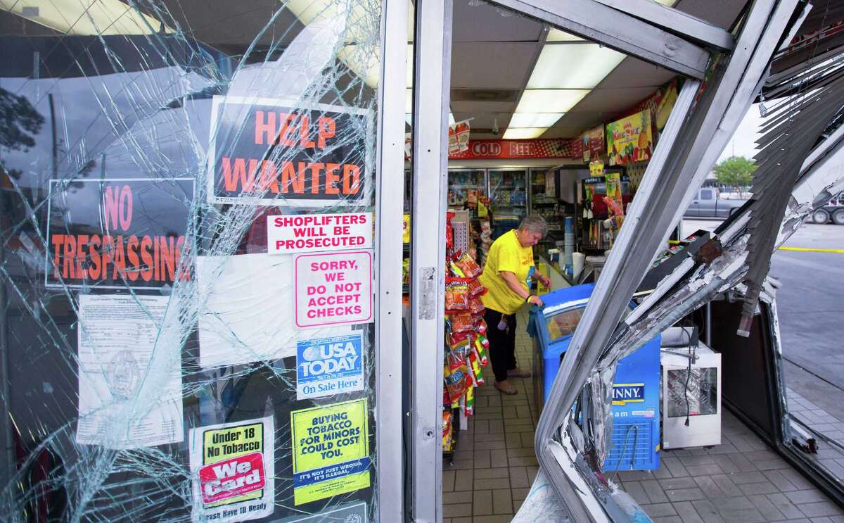 Smash/grab robbery at Little Caesars in N. Houston