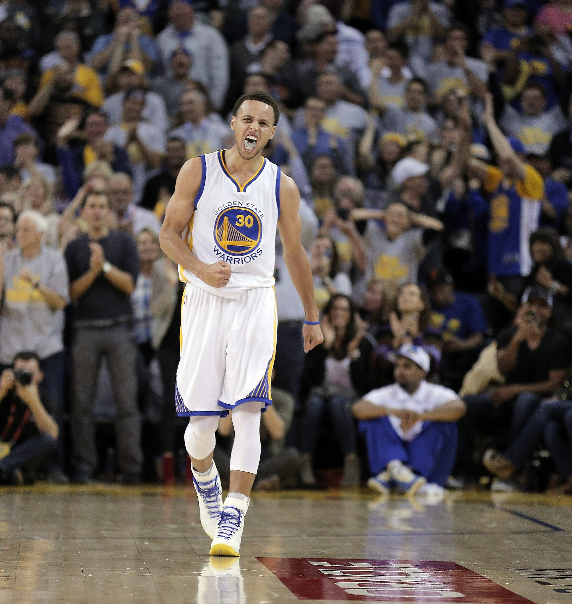 Curry’s 45 lift Warriors on record-breaking night